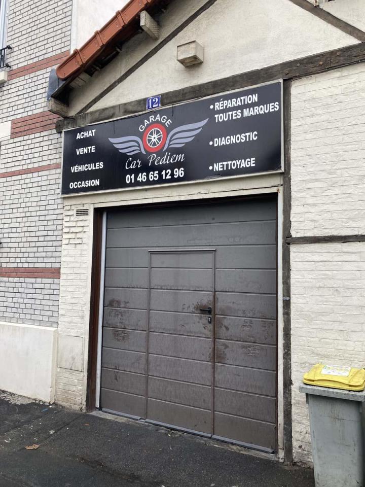 Des professionnels de la peinture automobile à Cachan